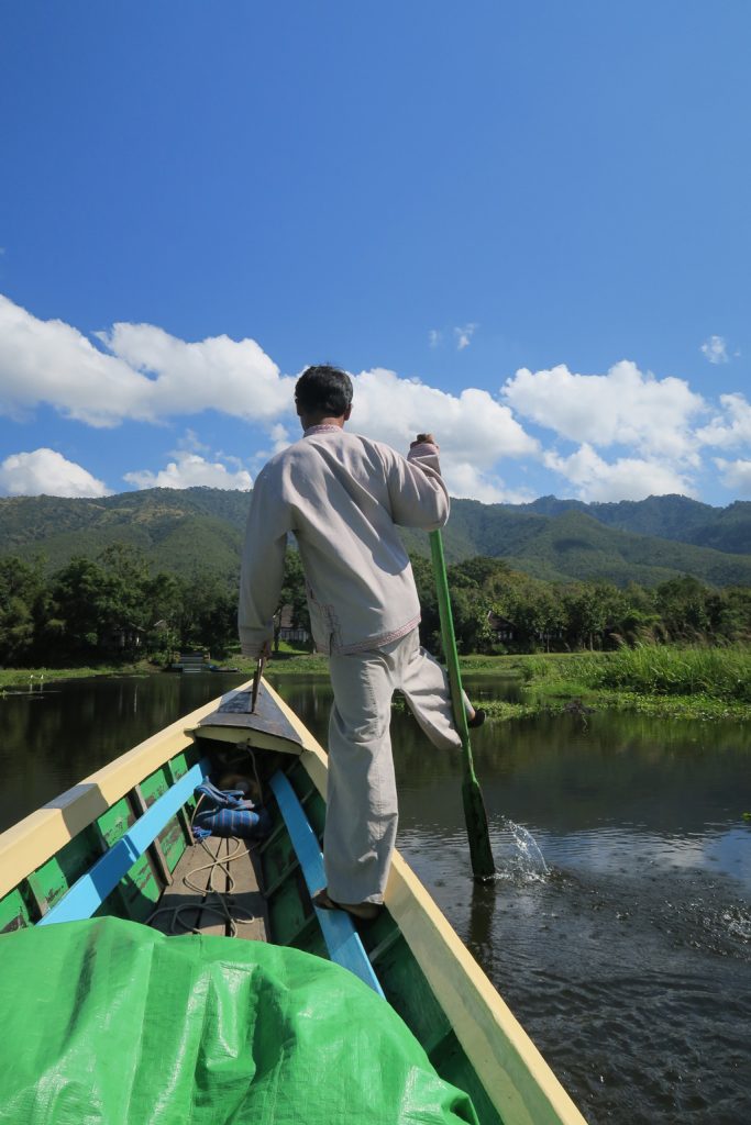 inle_paddling